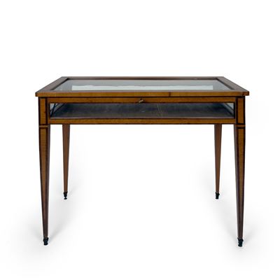 Tavolino-bacheca lastronato in bois de rose, profili in bois de violette, fine XVIII-inizi XIX se...