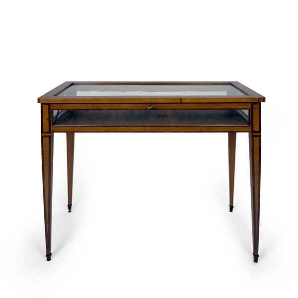 Tavolino-bacheca lastronato in bois de rose, fine XVIII inizi-XIX secolo