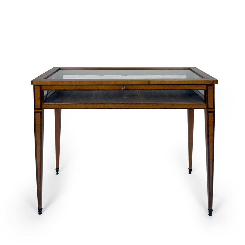 Tavolino-bacheca lastronato in bois de rose, profili in bois de violette, fine XVIII-inizi XIX se...