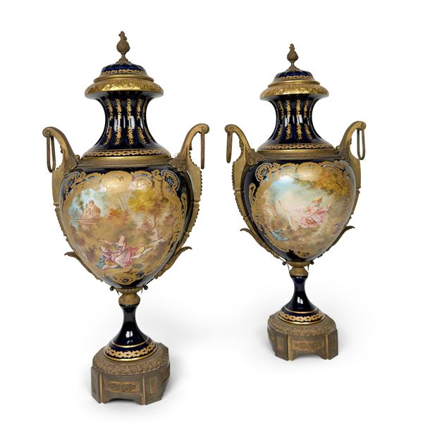 Coppia di eleganti vasi ornamentali in porcellana blu Royal policroma e dorata, Francia, XIX secolo
