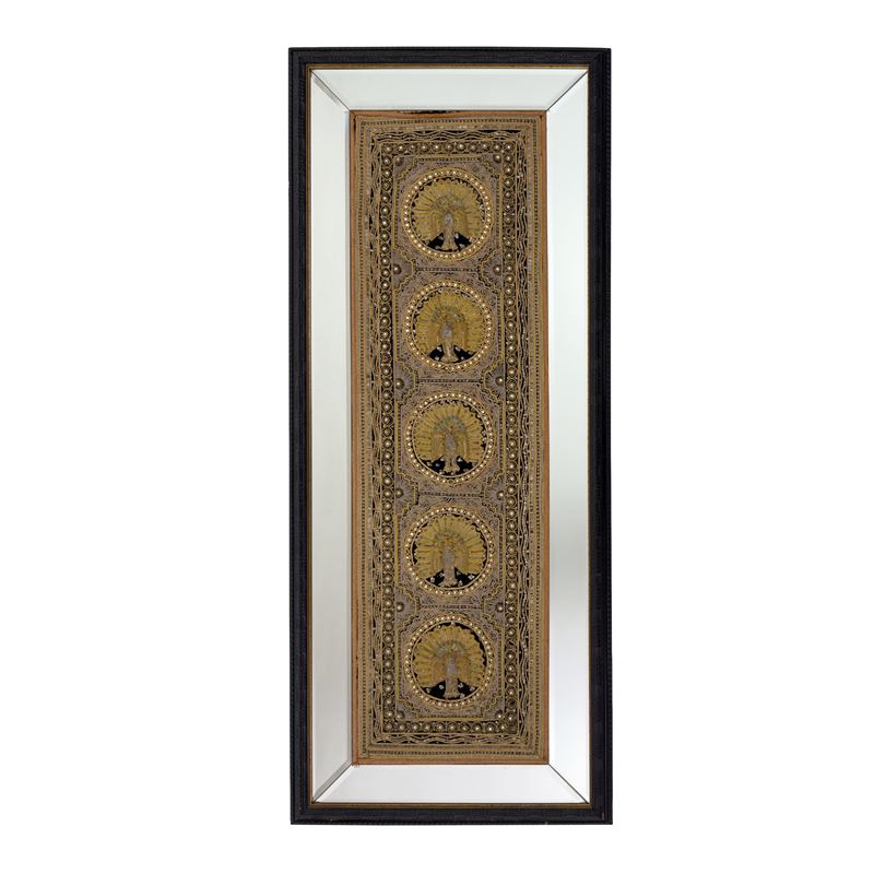 Pannello rettangolare decorativo, tessuto ricamato in paillettes, perline e fili dorati con pavon...