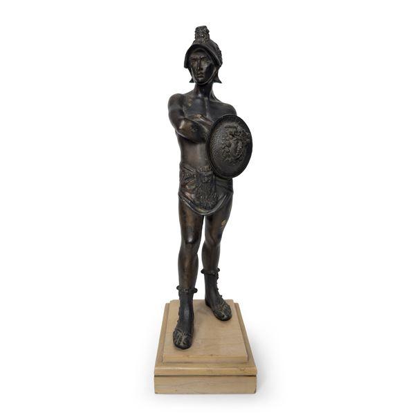 Gladiatore con elmo e scudo, scultura di bronzo patinato, inizi del XX secolo