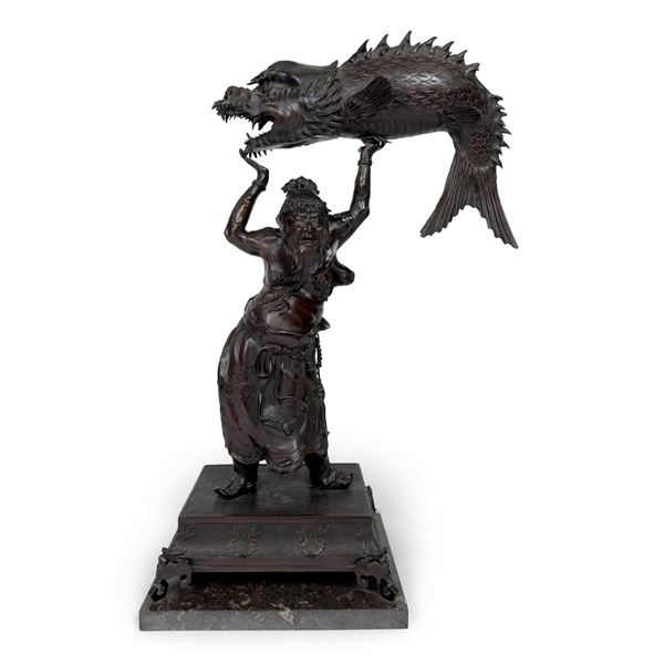 Divinità che solleva un grande pesce, gruppo in bronzo patinato, Giappone, periodo Meiji