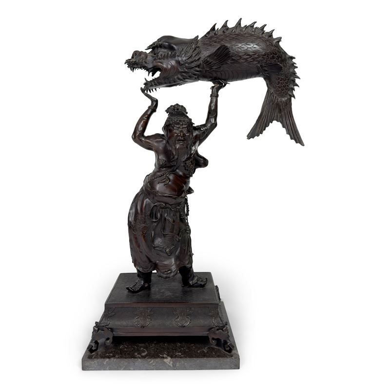 Giappone, Divinità che solleva un grande pesce, gruppo in bronzo patinato (periodo Meiji)