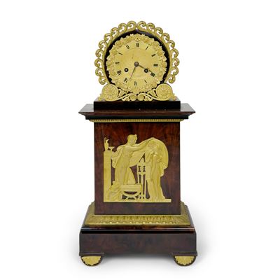 Pendola, cassa lastronata in mogano con applicazioni in bronzo cesellato e dorato, Francia, XIX s...