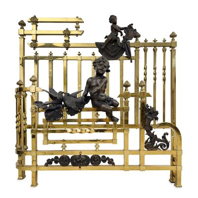 Letto matrimoniale in ottone e bronzo patinato, testiera e pediera a figure di putti, inizi del X...