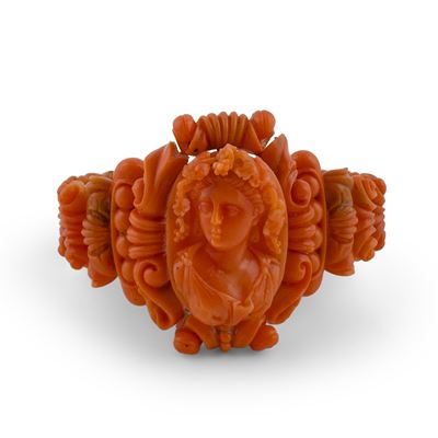 Sciacca, bracciale rigido in corallo scolpito con montatura in oro basso, fine del XVIII secolo