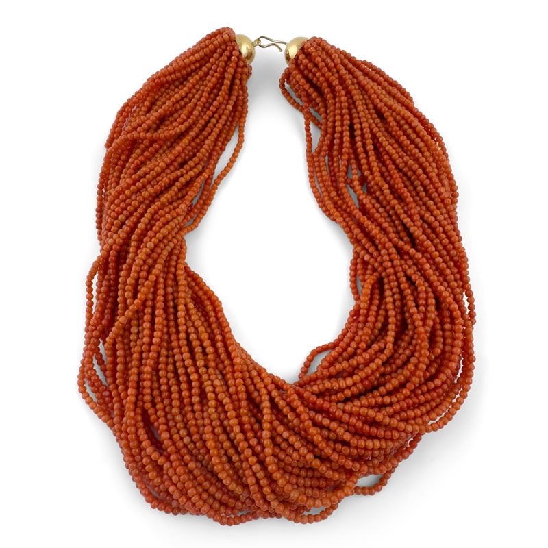 Collana torchon a 48 fili di corallo mediterraneo, chiusura in oro giallo 18 kt