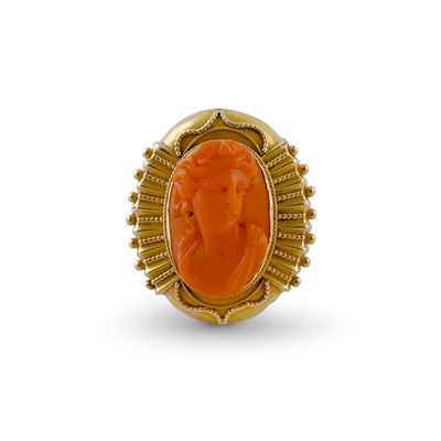 Anello con placca ovale in corallo, montatura in oro giallo 14 kt, Trapani, XIX secolo