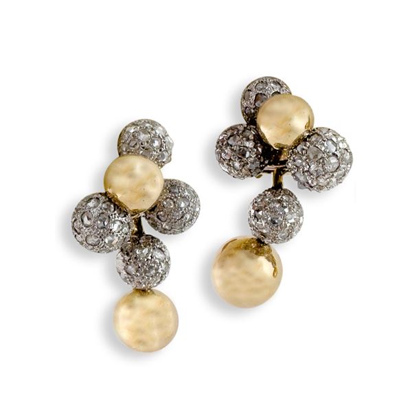 Paio di orecchini a grappolo in oro giallo e bianco 18kt., Art Deco
