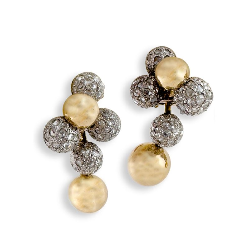 Orecchini a grappolo, oro giallo e bianco 18 kt, Art Déco