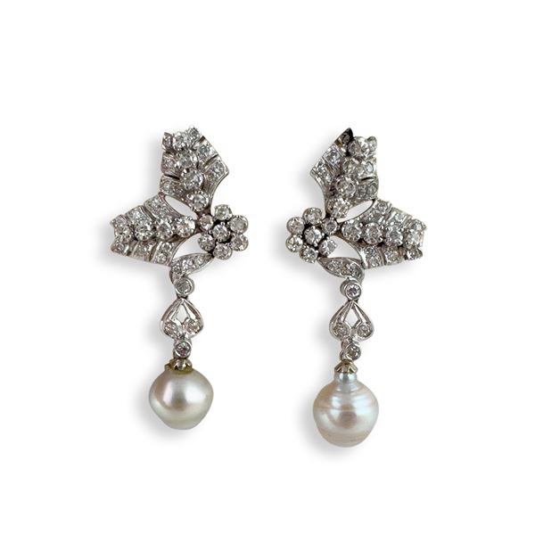 Paio di orecchini pendenti in oro bianco 18kt.