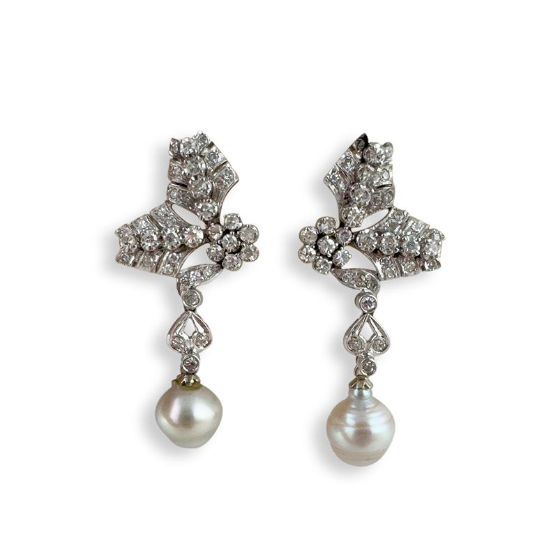 Orecchini pendenti in oro bianco 18 kt con perle e diamanti