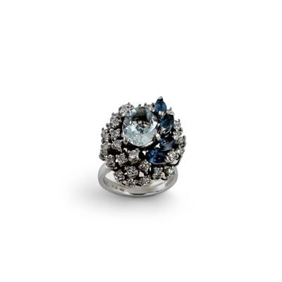 Anello in oro bianco 18 kt con acquamarina, zaffiri e diamanti, anni ’60
