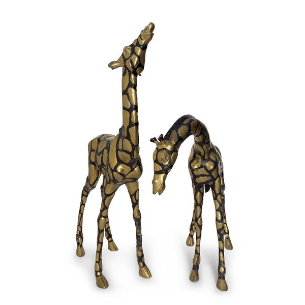 Due giraffe in bronzo dorato in parte a patina nera