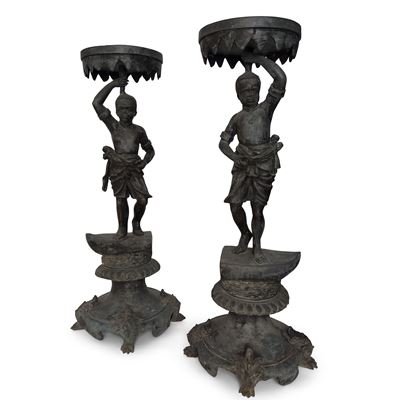 Gueridons in bronzo patinato con piano circolare sostenuto da moretto, coppia