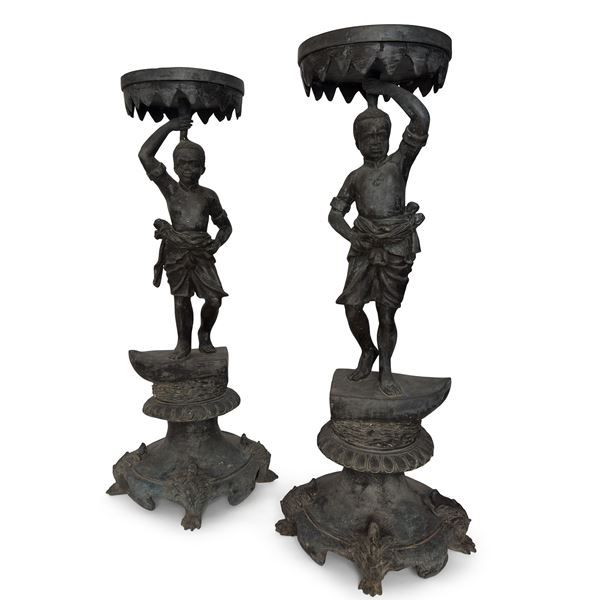Coppia di gueridons in bronzo patinato