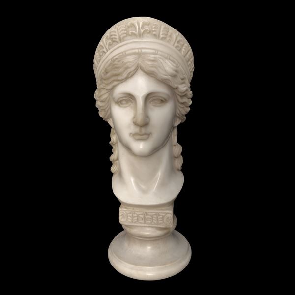 Testa di Diana con tiara in marmo bianco