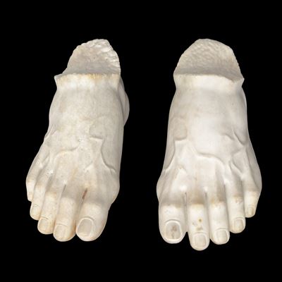 Piede destro e piede sinistro, sculture in marmo bianco