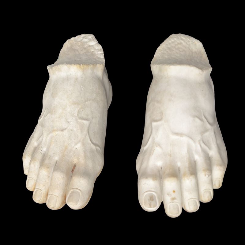 Piede destro e piede sinistro, sculture in marmo bianco