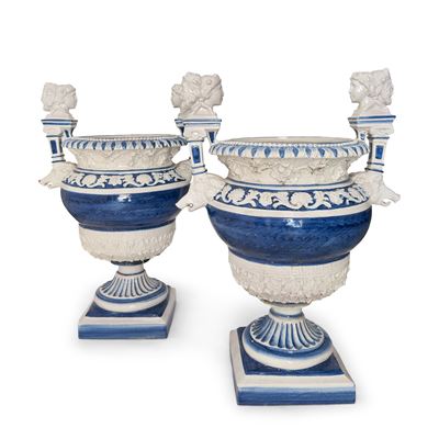 Coppia di grandi vasi, maiolica bianca e blu, decorazione a motivi vegetali