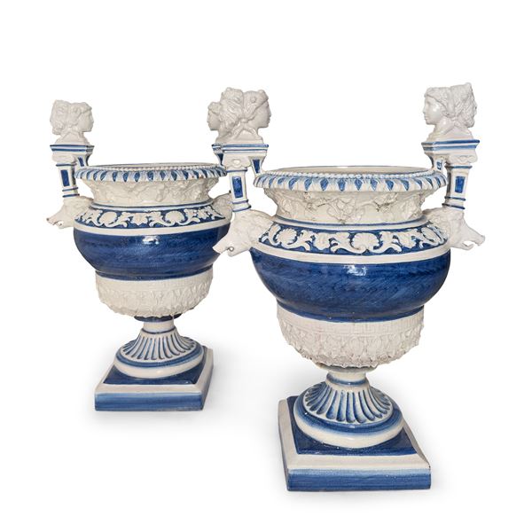 Coppia di grandi vasi in maiolica bianca e blu