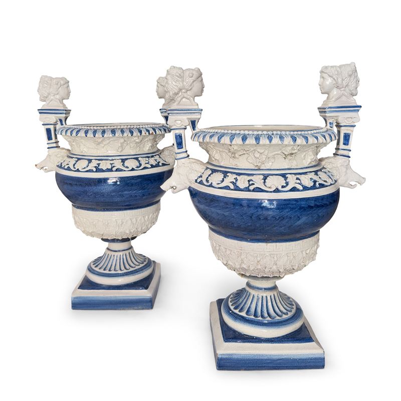 Coppia di grandi vasi, maiolica bianca e blu, decorazione a motivi vegetali