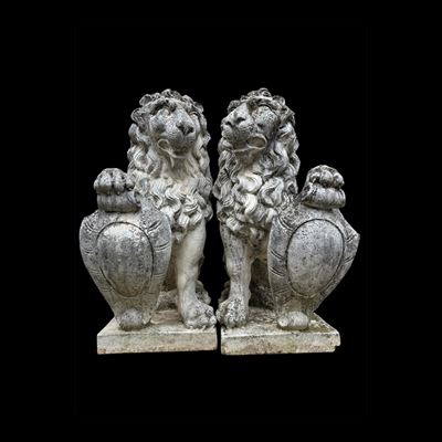 Leone che trattiene uno scudo, coppia di sculture in pietra composita