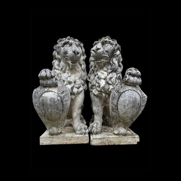 Leone che trattiene uno scudo, coppia di sculture in pietra composita