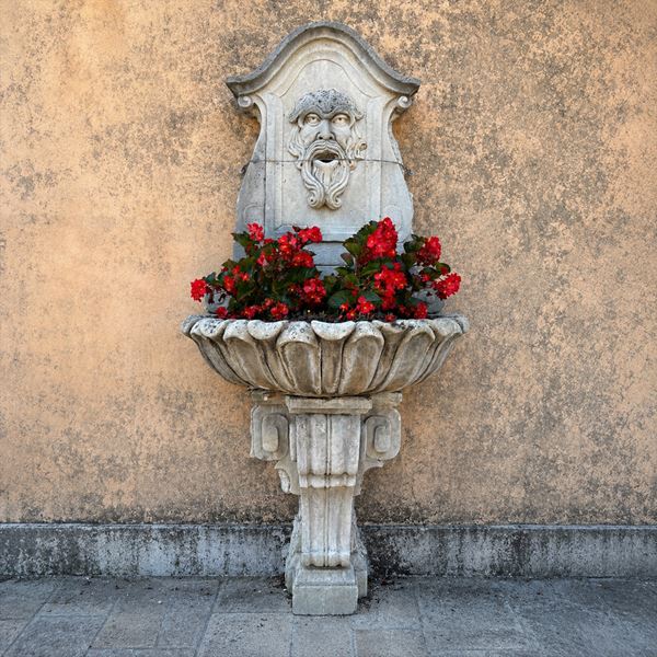Fontana da muro in pietra Molera, XVIII secolo