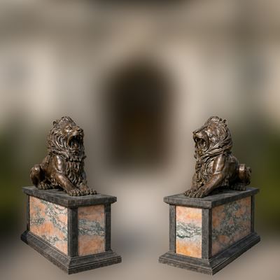 Coppia di grandi leoni in bronzo patinato, basi in marmo