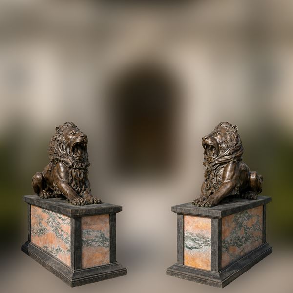 Coppia di grandi leoni in bronzo patinato