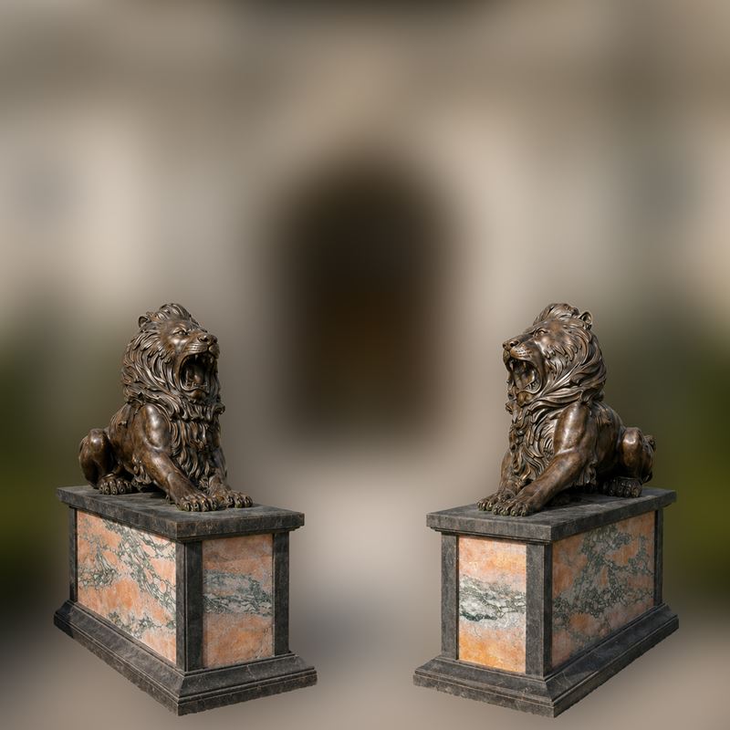 Coppia di grandi leoni in bronzo patinato, basi in marmo