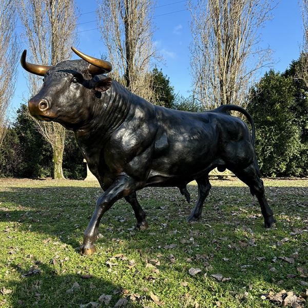 Grande toro in bronzo patinato