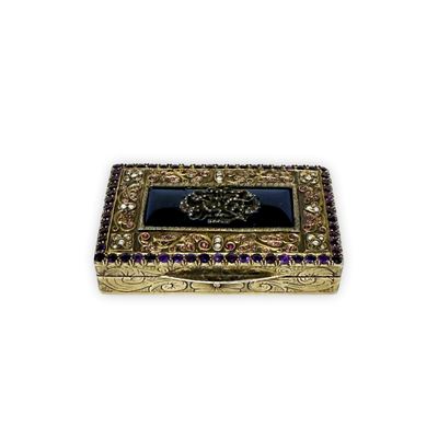Tabacchiera rettangolare in argento con coperchio in vetro blu inciso e placchetta decorata