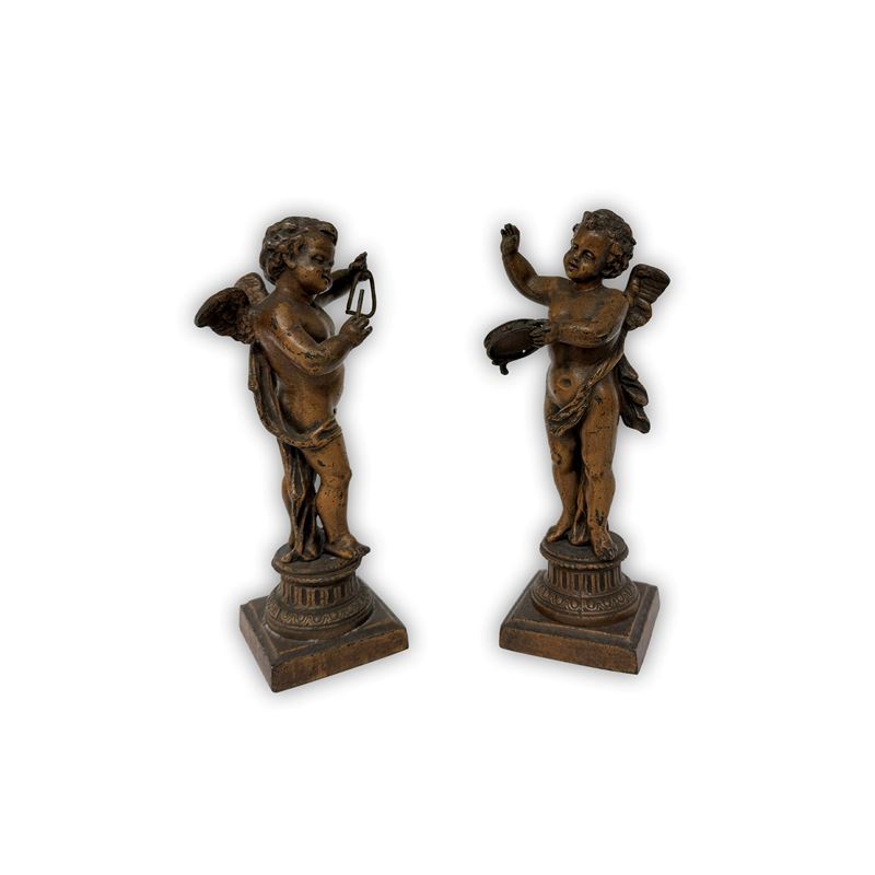 Coppia di angeli musicanti, bronzo patinato, basette a rostro di colonna scanalata, inizi del XX ...