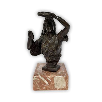 Busto di gitana che suona il cembalo, bronzo patinato su base in marmo, inizi del XX secolo