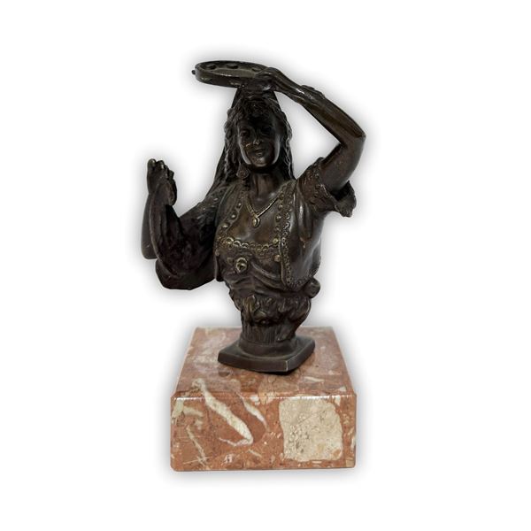 Busto di gitana che suona il cembalo in bronzo patinato, inizi del XX secolo