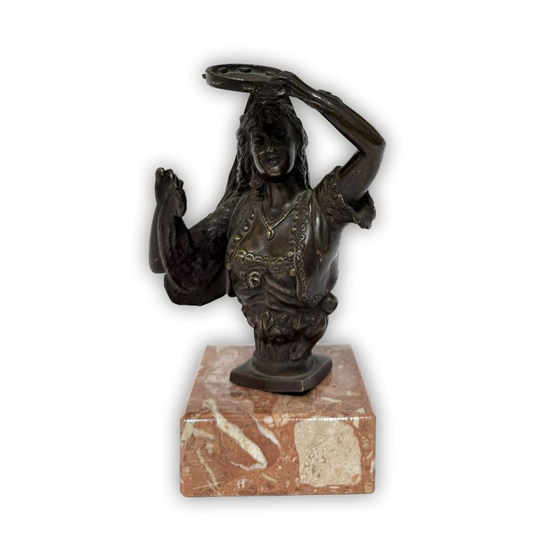 Busto di gitana che suona il cembalo, bronzo patinato su base in marmo, inizi del XX secolo