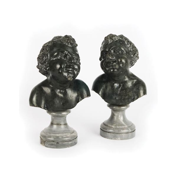 Busto di putto in marmo verde, coppia di sculture, XIX secolo