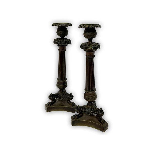 Coppia di candelieri in bronzo patinato, XIX secolo