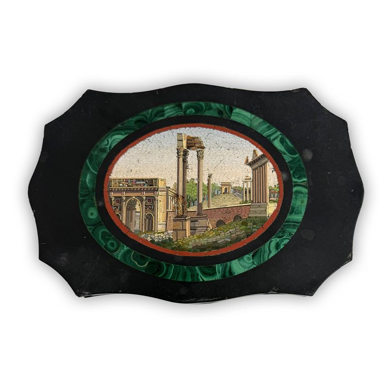 Grande presse-papier in marmo nero con micromosaico e cornice in malachite, Veduta del Foro Roman...