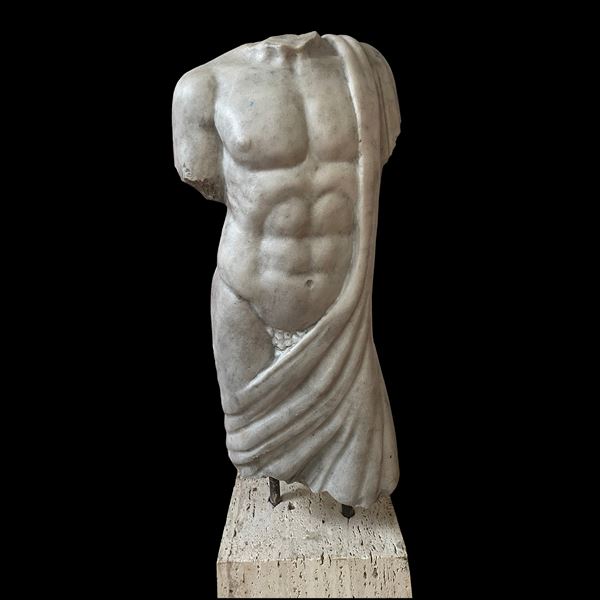 Torso virile panneggiato in marmo bianco