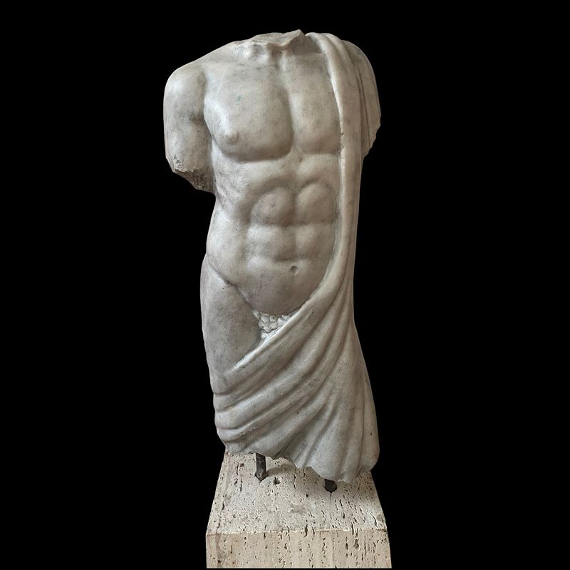 Torso virile panneggiato, marmo bianco su base in travertino