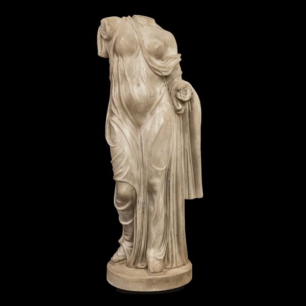 Vestale con tunica panneggiata in marmo bianco