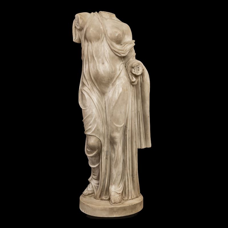 Figura archeologica classicheggiante, Vestale con tunica panneggiata in marmo bianco