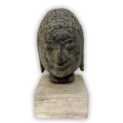 Testa di Buddha, pietra nera su base quadrata in travertino