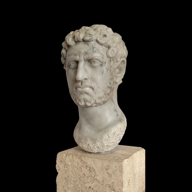 Caracalla, Testa in marmo di Carrara su base in travertino