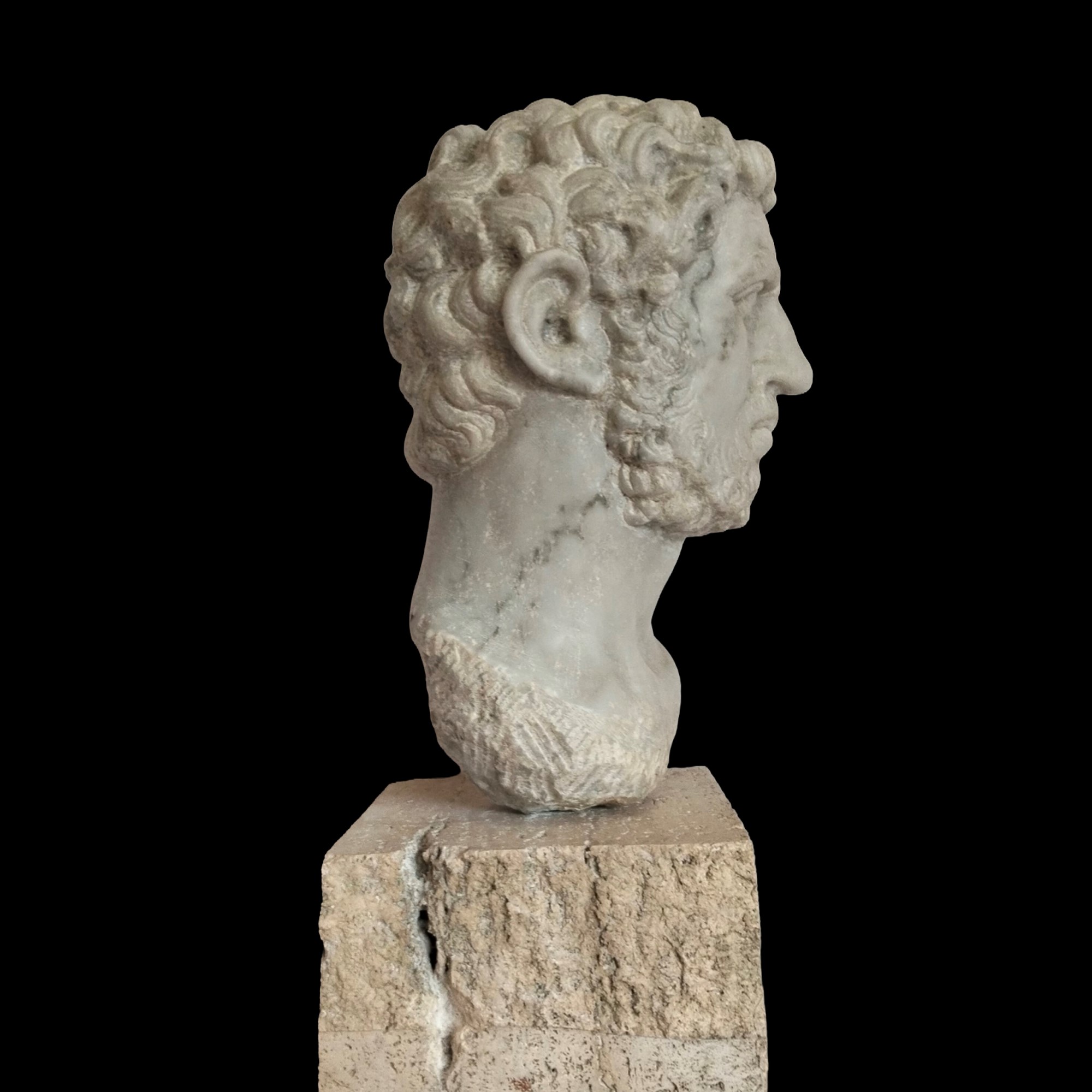 Caracalla, Testa in marmo di Carrara su base in travertino