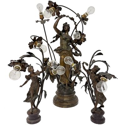 Periodo Liberty, Trittico di tre lampade in metallo patinato a bronzo con personaggi femminili